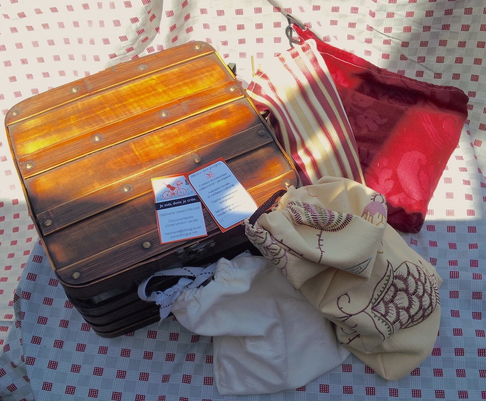 Photo du coffre fermé et des trois sacs des jeux du Coffretdoc de Stéphanie Lessard-Bérubé